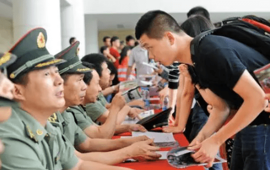 本科畢業(yè)大學(xué)生當(dāng)兵政策2021，機(jī)遇與挑戰(zhàn)并存，本科畢業(yè)大學(xué)生當(dāng)兵政策2021，機(jī)遇與挑戰(zhàn)并存解析