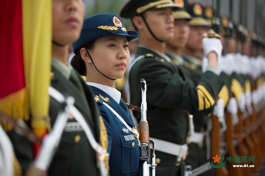 三軍儀仗隊女兵中隊，展現(xiàn)新時代巾幗英雄風采，三軍儀仗隊女兵中隊，新時代巾幗英雄的風采展現(xiàn)