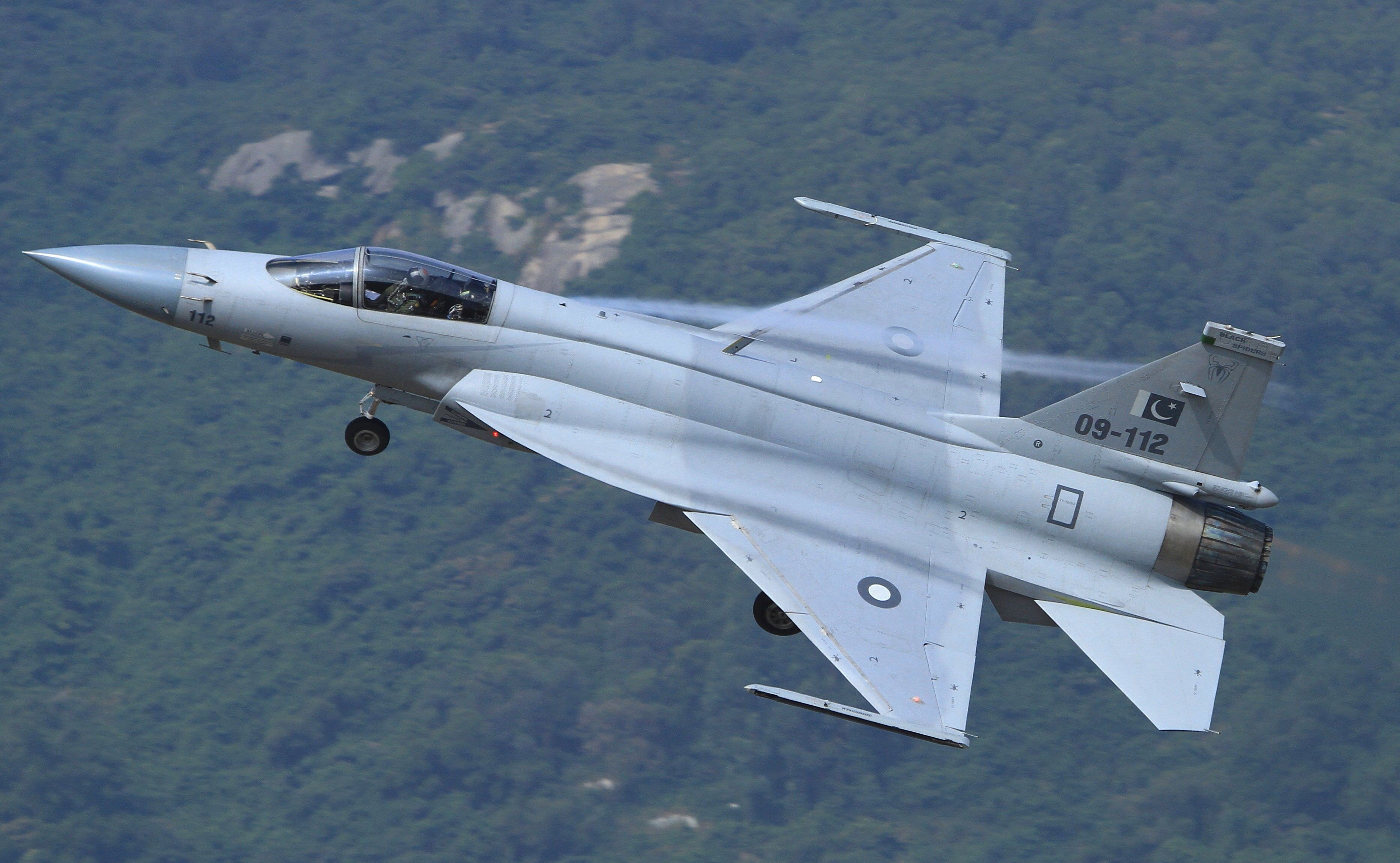 梟龍戰(zhàn)斗機圖片，展現(xiàn)中國空軍力量的驕傲，梟龍戰(zhàn)斗機風采，中國空軍力量的驕傲圖片展示