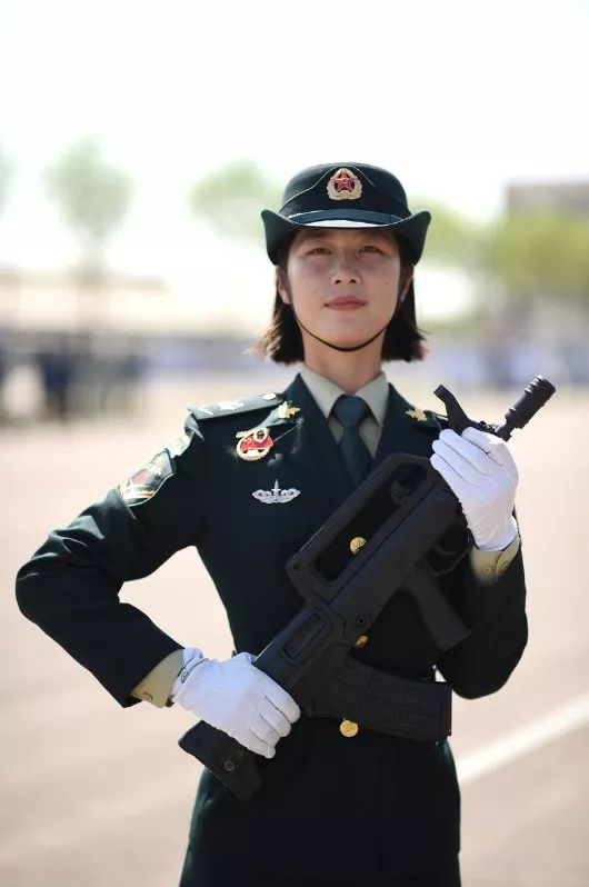 國慶閱兵最美女兵，榮光背后的堅韌與毅力