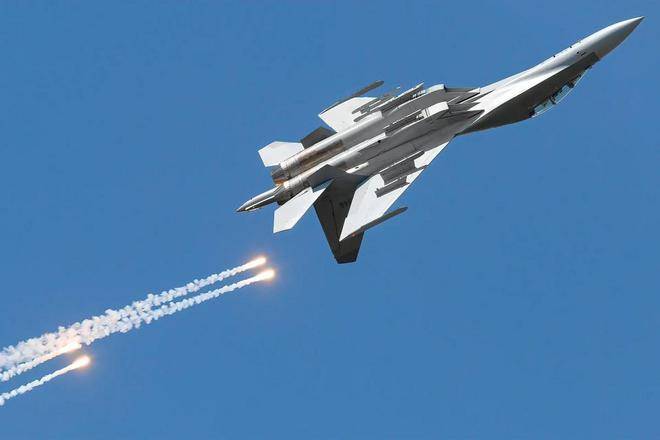 殲-16與F-16，空中對決的能力對比，殲-16與F-16空中對決能力對比解析