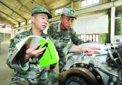揭秘一級軍士長，榮譽與職責(zé)的象征，揭秘一級軍士長，榮譽與職責(zé)的象征之巔