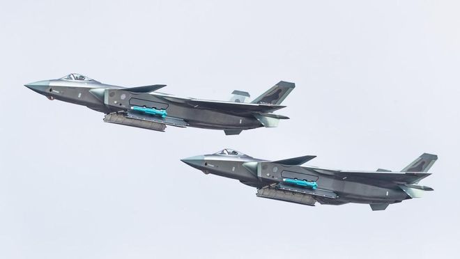 揭秘殲-20圖片，中國五代戰(zhàn)機的卓越風采，揭秘殲-20五代戰(zhàn)機卓越風采，戰(zhàn)機實拍圖展示中國力量
