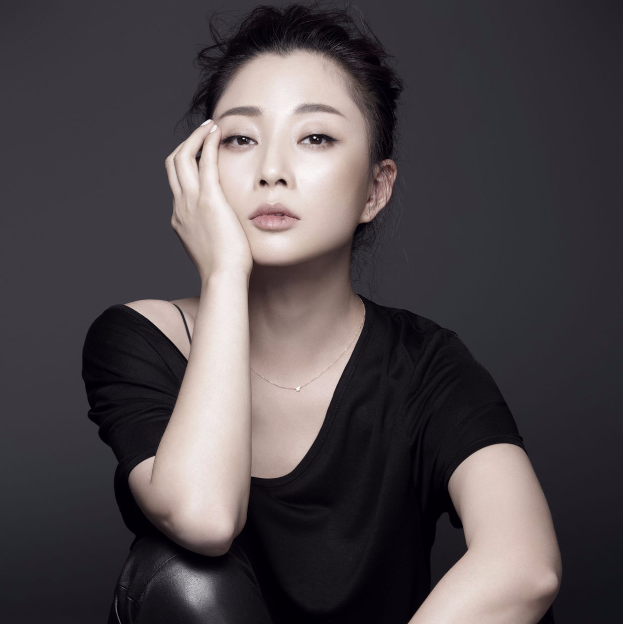 殷桃，43歲的魅力不減，近照展現(xiàn)歲月優(yōu)雅，殷桃，43歲魅力依舊，歲月雕琢優(yōu)雅近照展現(xiàn)風(fēng)采