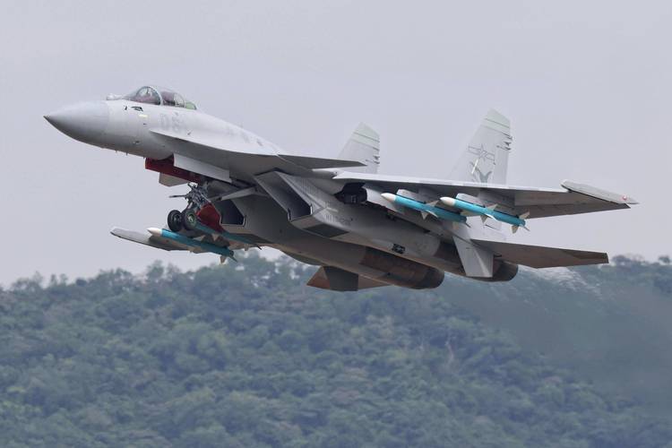 殲-15T，新一代艦載戰(zhàn)斗機的優(yōu)勢與挑戰(zhàn)，殲-15T新一代艦載戰(zhàn)斗機的優(yōu)勢與挑戰(zhàn)解析