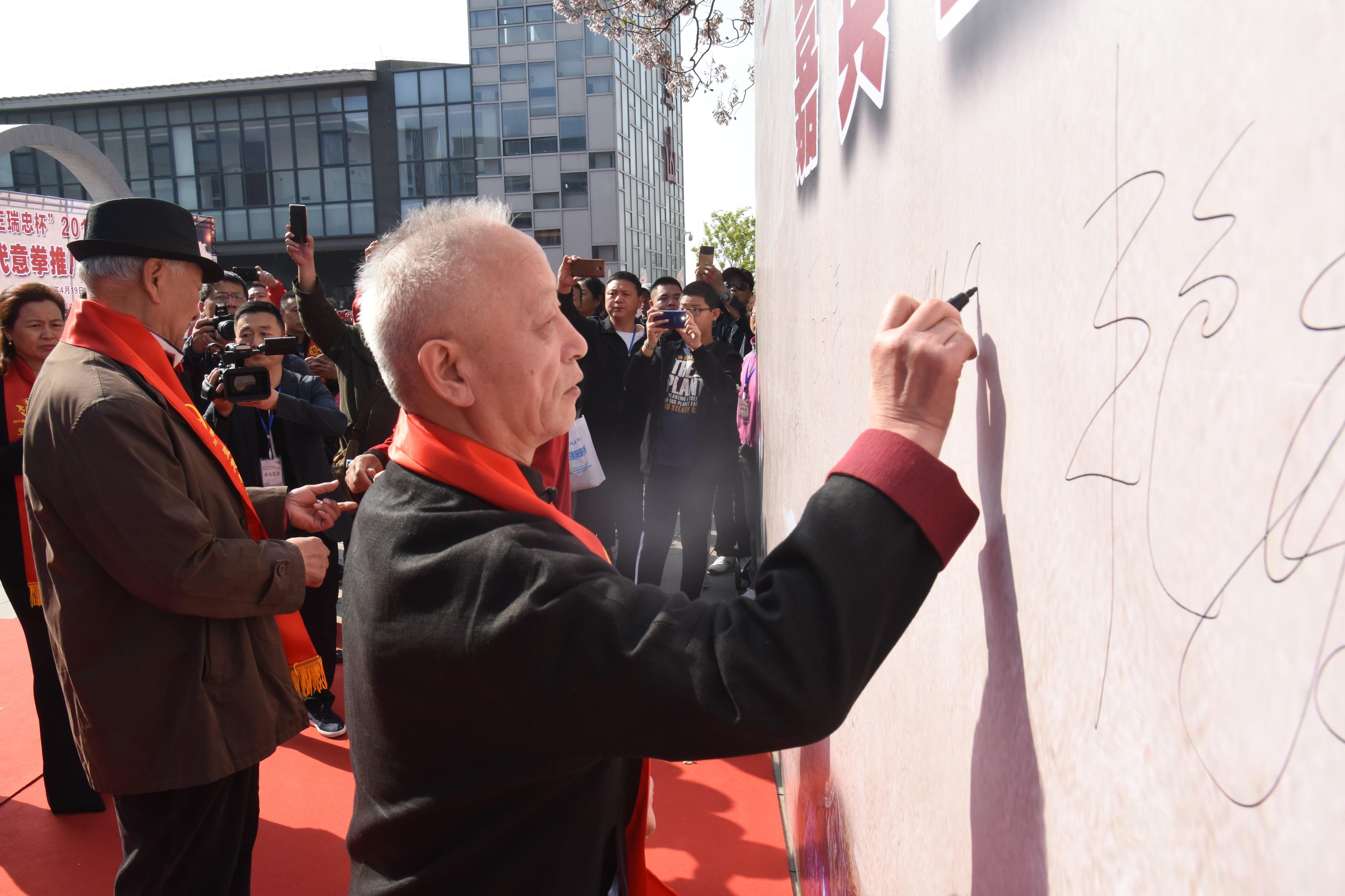 探索王中王一肖論壇，一網(wǎng)打盡所有信息，王中王一肖論壇全解析，一網(wǎng)打盡所有信息探索