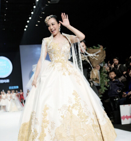 明星走秀曝光名場面，時尚潮流的盛宴，明星時尚盛宴，名場面走秀與潮流盛宴的璀璨風采